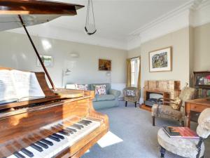 イフラクームにあるHoliday Home The Edwardian House by Interhomeのリビングルーム(ピアノ、ソファ付)