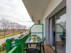 - une table sur un balcon avec vue sur la rue dans l'établissement Apartment Port Ducal-2 by Interhome, à Empuriabrava