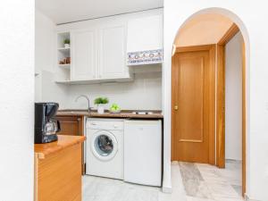 - une cuisine avec lave-linge et sèche-linge dans la chambre dans l'établissement Apartment Port Ducal-2 by Interhome, à Empuriabrava