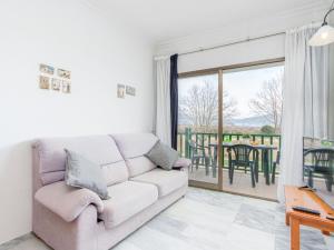Il comprend un salon blanc doté d'un canapé et d'un balcon. dans l'établissement Apartment Port Ducal-2 by Interhome, à Empuriabrava