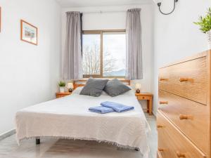 - une chambre avec un lit et une fenêtre dans l'établissement Apartment Port Ducal-2 by Interhome, à Empuriabrava