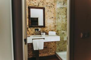 里斯本的住宿－54聖卡塔琳娜公寓，一间带水槽和镜子的浴室