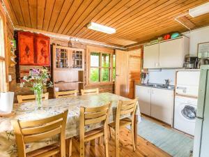 eine Küche und ein Esszimmer mit Tisch und Stühlen in der Unterkunft Holiday Home Kesämäki by Interhome in Hiukkajoki