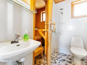 Koupelna v ubytování Holiday Home Alppikylä 13b paritalo by Interhome