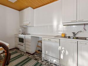 Kuchyň nebo kuchyňský kout v ubytování Holiday Home Alppikylä 13b paritalo by Interhome