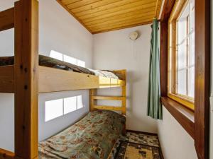 Postel nebo postele na pokoji v ubytování Holiday Home Alppikylä 13b paritalo by Interhome