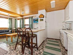 Kuchyň nebo kuchyňský kout v ubytování Holiday Home Alppikylä 13b paritalo by Interhome