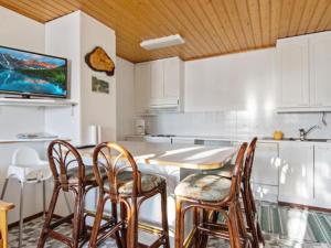 Kuchyň nebo kuchyňský kout v ubytování Holiday Home Alppikylä 13b paritalo by Interhome + 8 fotografií