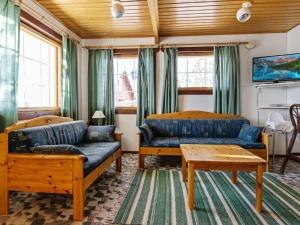 Posezení v ubytování Holiday Home Alppikylä 13b paritalo by Interhome