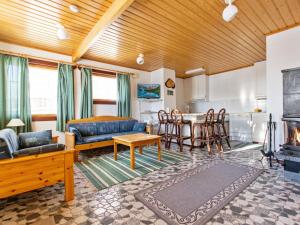 Posezení v ubytování Holiday Home Alppikylä 13b paritalo by Interhome