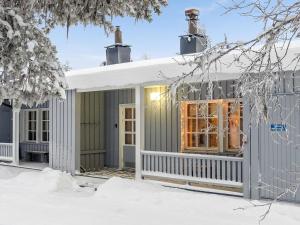 une maison recouverte de neige dans la cour dans l'établissement Holiday Home Evertin hippu by Interhome, à Saariselka