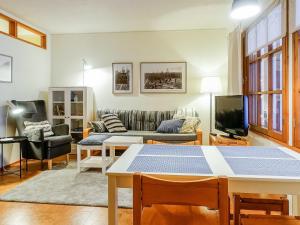 - un salon avec un canapé et une table dans l'établissement Holiday Home Evertin hippu by Interhome, à Saariselka
