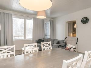 ein Esszimmer und ein Wohnzimmer mit Tisch und Stühlen in der Unterkunft Holiday Home Skivillas paljakka 1- - 3 bedroom by Interhome in Kotila