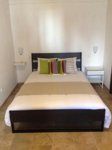 um quarto com uma cama grande num quarto em Recanto na Planicie em Monsaraz