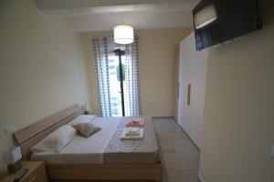 ポルト・サンテルピーディオにあるTerrazza sul mareの小さなベッドルーム(ベッド1台、大きな窓付)