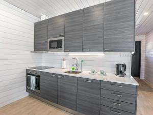 Kasnäs的住宿－Holiday Home Kasnäs marina a 8 by Interhome，厨房配有灰色橱柜、水槽和微波炉