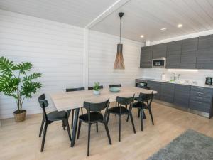 cocina con mesa de madera y sillas negras en Holiday Home Kasnäs marina a 8 by Interhome en Kasnäs