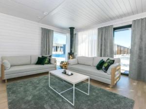 Kasnäs的住宿－Holiday Home Kasnäs marina a 8 by Interhome，客厅配有两张沙发和一张桌子