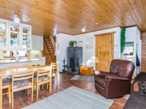 uma cozinha e sala de jantar com tecto em madeira em Holiday Home Kulma-alpit a paritalon yläk by Interhome em Hyrynsalmi