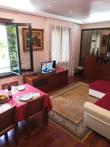 a living room with a dining table and a television at Apartamento Gran Via de les Corts Catalanes in Barcelona