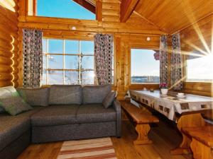 ein Wohnzimmer mit Sofa und Tisch in der Unterkunft Holiday Home Alppimaja b paritalo by Interhome in Hyrynsalmi