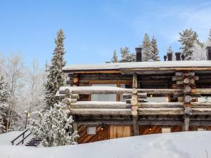 uma cabana de madeira na neve em Holiday Home Sallanhelmi c1 by Interhome em Salla