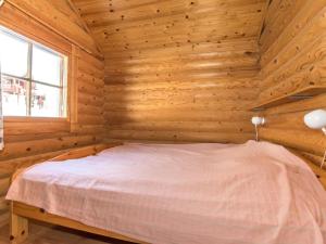 Postel nebo postele na pokoji v ubytování Holiday Home Alppimaja a paritalo by Interhome