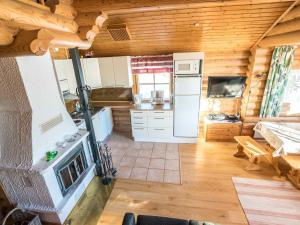 Kuchyň nebo kuchyňský kout v ubytování Holiday Home Alppimaja a paritalo by Interhome