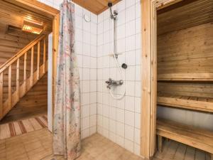 Koupelna v ubytování Holiday Home Alppimaja a paritalo by Interhome
