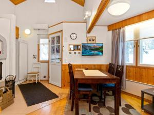 ein Esszimmer mit Tisch und Stühlen in der Unterkunft Holiday Home Hallantytär a1 paritalo by Interhome in Hyrynsalmi + 7 Fotos