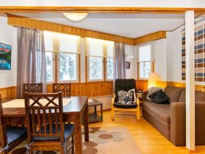 ein Wohnzimmer mit Sofa und Tisch in der Unterkunft Holiday Home Hallantytär a1 paritalo by Interhome in Hyrynsalmi