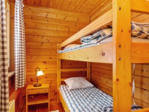1 Schlafzimmer mit 2 Etagenbetten in einem Blockhaus in der Unterkunft Holiday Home Lohiukko by Interhome in Kotila + 7 Fotos