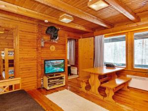 Pokój z biurkiem i telewizorem w kabinie w obiekcie Holiday Home Lohiukko by Interhome w mieście Kotila