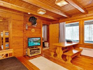 Zimmer mit einem Schreibtisch und einem TV in einer Hütte in der Unterkunft Holiday Home Lohiukko by Interhome in Kotila