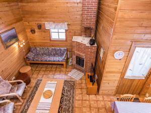 una vista aérea de una sala de estar en una cabaña de madera en Holiday Home Lomapesä 10a by Interhome en Kotila