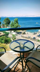 un tavolo e sedie su un balcone con vista sull'oceano di Tiberias 1 a Tiberias