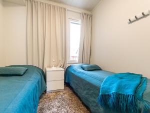 Rúm í herbergi á Holiday Home Skivillas 61 ukkohalla - b8 by Interhome