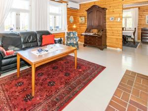 uma sala de estar com um sofá e uma mesa de centro em Holiday Home Villa nytorp by Interhome em Stormälö
