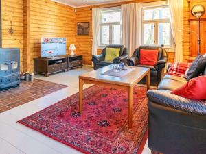 StormälöにあるHoliday Home Villa nytorp by Interhomeのリビングルーム(ソファ、テーブル、テレビ付)
