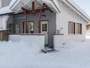dom ze śniegiem przed nim w obiekcie Holiday Home Hallantytär b4 paritalo by Interhome w mieście Hyrynsalmi