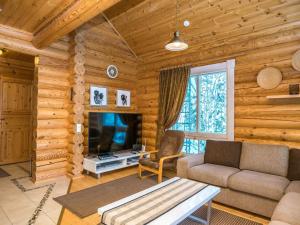 TV a/nebo společenská místnost v ubytování Holiday Home Hallantähti cottage by Interhome