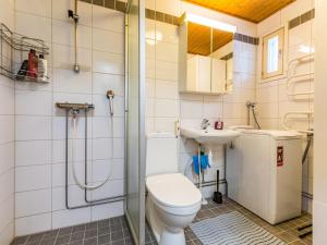 Koupelna v ubytování Holiday Home Kotipaljakka b6 by Interhome