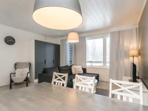 ein Wohnzimmer mit Sofa und Tisch in der Unterkunft Holiday Home Skivillas paljakka 4- - 2 bedrooms by Interhome in Kotila