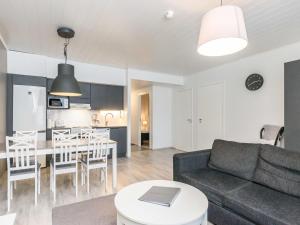 ein Wohnzimmer mit Sofa und Tisch in der Unterkunft Holiday Home Skivillas paljakka 4- - 2 bedrooms by Interhome in Kotila