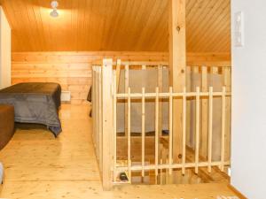 une chambre avec un lit superposé dans une cabane en bois dans l'établissement Holiday Home Miilumaja a2 by Interhome, à Kotila 8 autres photos