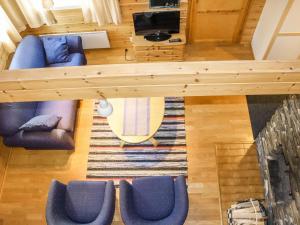 - un salon avec des chaises bleues dans l'établissement Holiday Home Miilumaja a2 by Interhome, à Kotila