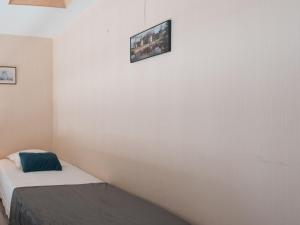 Cette chambre dispose d'un lit et d'une photo murale. dans l'établissement Apartment Résidence Les Dunes by Interhome, à Quiberon 9 autres photos