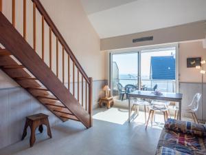 - un salon avec un escalier, une table et des chaises dans l'établissement Apartment Résidence Les Dunes by Interhome, à Quiberon