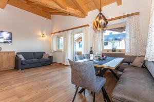 uma sala de estar com uma mesa e um sofá em Ferienhaus Monika em Leogang