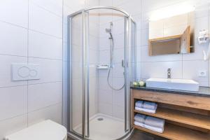 e bagno con doccia, servizi igienici e lavandino. di Ferienhaus Monika a Leogang